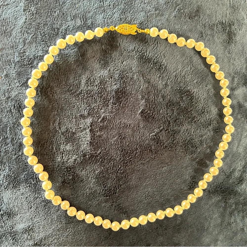Vintage 6mm hand knotted white glass pearl necklace - Picture 7 of 7